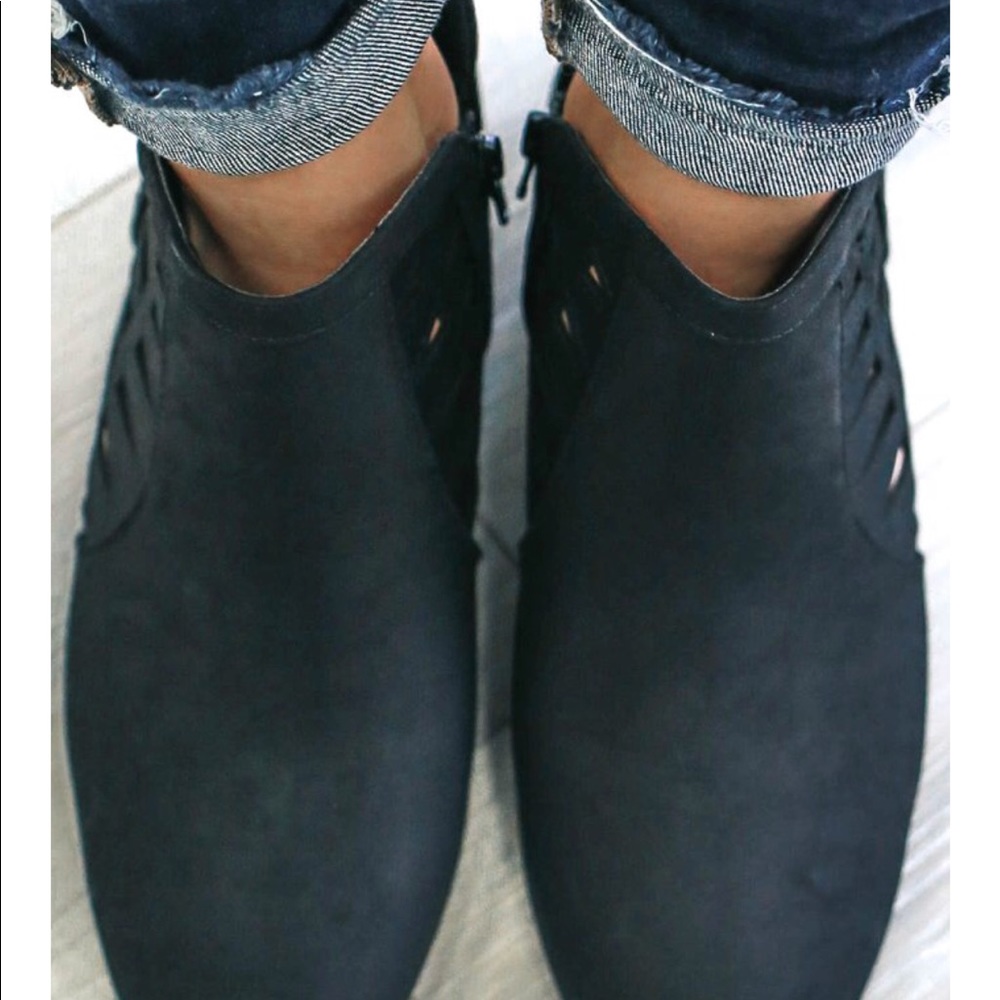 2 LEFT💕 black cutout booties low heel - Picture 6 of 6